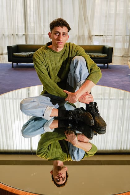 Hochman estudió actuación en la Escuela Metropolitana de Arte Dramático, realización audiovisual en el Taller de Cine Contemporáneo (hoy Instituto de Cine Contemporáneo) y la carrera de escritura en la UNA