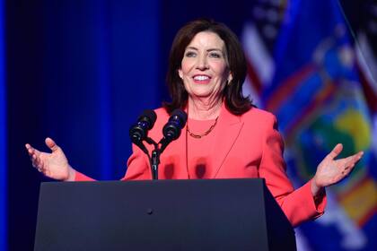 Hochul acumula 47% de opiniones negativas (frente a 42% favorables), lo que muestra una leve mejoría desde octubre 2024 cuando su desaprobación alcanzaba el 51%