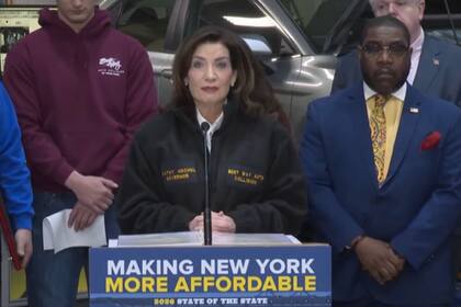 Hochul detalló las medidas para reducir los costos de los seguros de automóviles en Nueva York