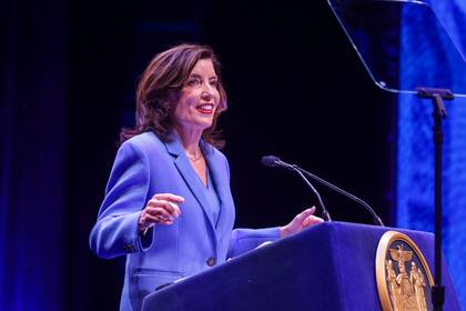 Hochul lanzó una iniciativa de capacitación que establece cuatro centros de mano de obra de manufactura avanzada en Nueva York