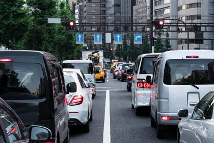 Hochul no da marcha atrás y defiende que el cobro redujo el tráfico y mejoró la circulación