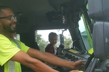 Hodges es una de las personas más importantes para el niño, ya que adora compartir momentos con él arriba del camión de recolección de residuos. (Kayla Coleman)