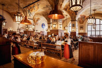 Hofbrauhaus Munich, el típico salón cervecero visitado tanto por locales como por turistas.