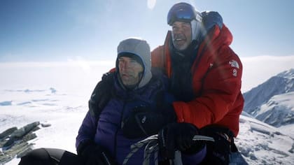 Hoffman (izquierda) y Leonard se convirtieron en grandes amigos y escaladores de montañas (Foto: Netflix)
