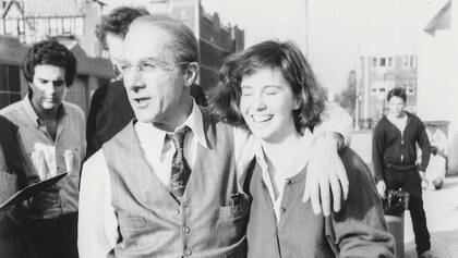 Hoffman y la asistente de producción a la cual acosó durante el rodaje de Muerte de un viajante; en la foto, el actor está caracterizado como el protagonista del film de 1985