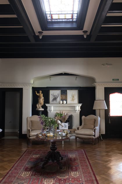 Hogar a leña y vitrales en el salón.