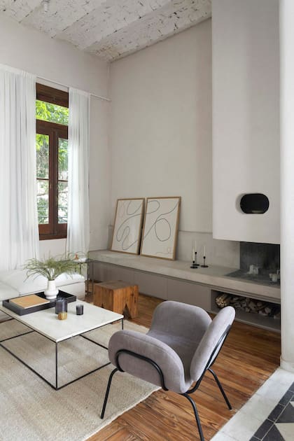 Hogar a medida (Simple Arquitectos). Mueble con leñero (NS Amoblamientos). Cuadros (Hebra). Poltrona ‘Candy’ (Cúmulo).
