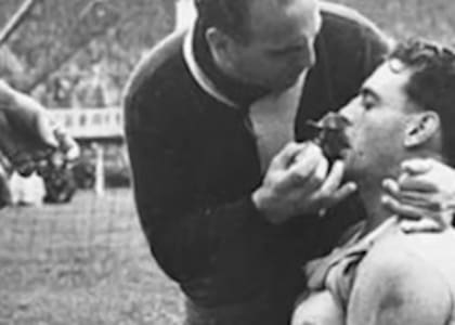 Hohberg tuvo un paro cardiorespiratorio en un partido del Mundial de 1954, cuando a los segundos se recuperó pidió volver a jugar