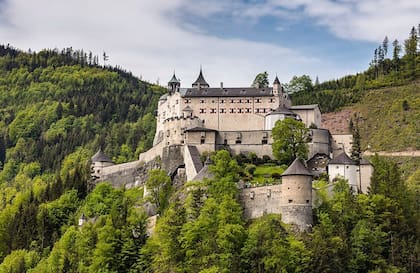 Se puede llegar caminando por el bosque o en ascensor.