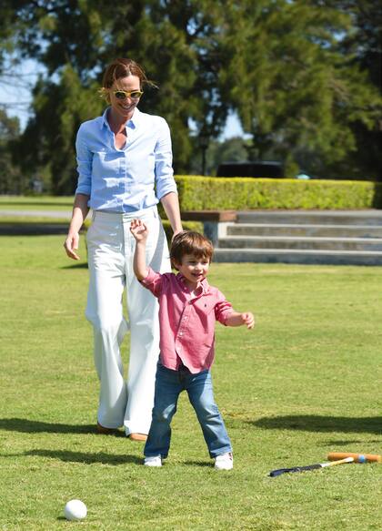 A sus dos años, Iñaki ya da muestras de querer jugar al polo.