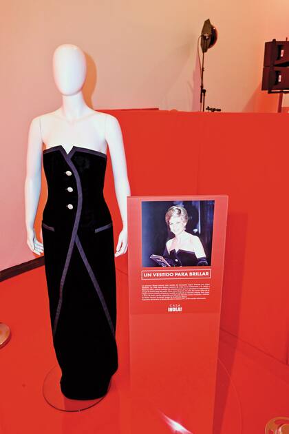El vestido de Diana de Gales diseñado por Victor Edelstein, otra de las piezas excepcionales de la exposición.
