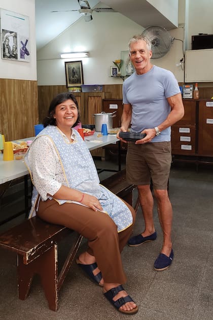 La gratitud que Ricardo siente por su grupo de Alcohólicos Anónimos en Las Esclavas lo llevó a trabajar como voluntario en el comedor de la iglesia. En la foto, junto a Verónica, con quien trabaja los martes y miércoles dándoles el almuerzo a personas en situación de calle.