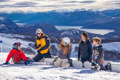 Una “tribu” en acción. La primera vez que Facundo pisó las nieves de Chapelco fue en 1984 y tenía casi la misma edad que tienen hoy sus hijos.