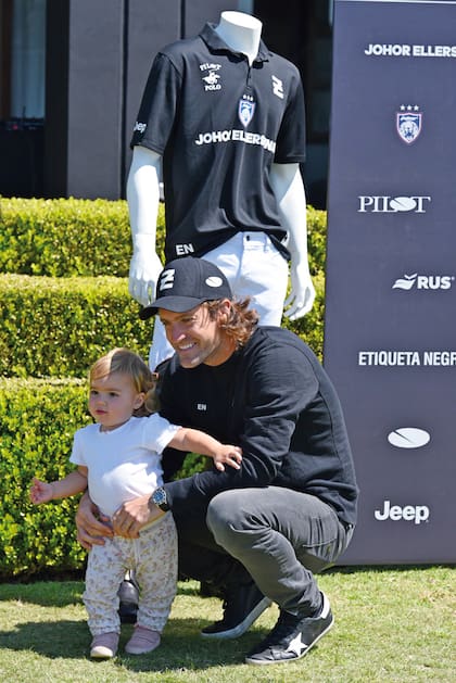 Nicolás Pieres abraza a su sobrina Luna, que tiene un año y tres meses y es hija de su hermana Cecilia –que es la representante del equipo– y del polista Lucas James.
