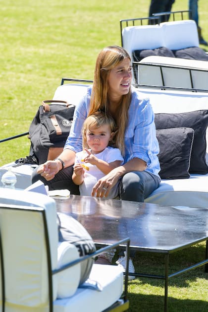 Cecilia Pieres, hermana de Facundo, Gonzalo y Nicolás con su hija Luna, fruto de su matrimonio con Lucas James.