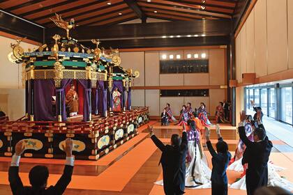 Solemne y tradicional, la ceremonia duró media hora y tuvo lugar en el Salón de Estado del Palacio Imperial, que alberga el trono (pesa ocho toneladas y tiene seis metros y medio de altura), llamado Takamimura.