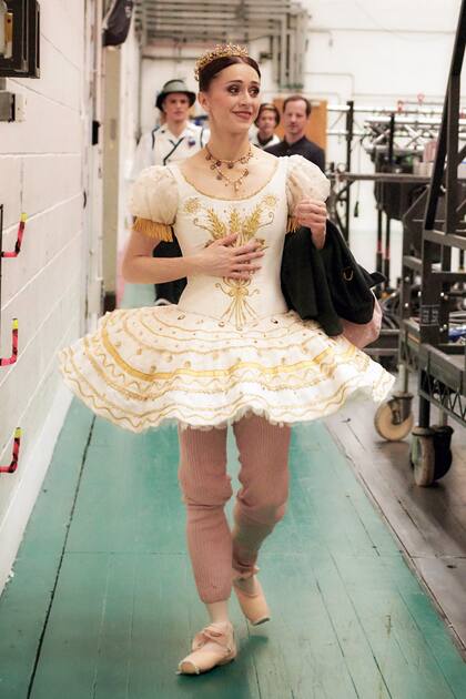 Sonriente, rumbo al ensayo. En 2020, hará La bella durmiente, Onegin y El lago de los cisnes