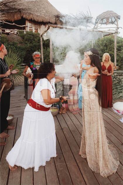 El inicio de la ceremonia, cuando los novios son “limpiados” por el humo negro de una resina vegetal llamada copal.