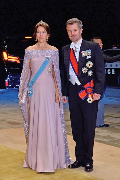 La princesa Mary repitió un vestido del diseñador danés Birgit Hallstein para la cena de gala. Se trata del traje que estrenó en 2013 y que en esta oportunidad llevó con una capa “rutilante” de Jesper Høvring. La mujer de Federico, heredero del trono danés, completó su look con la tiara Eduardiana –