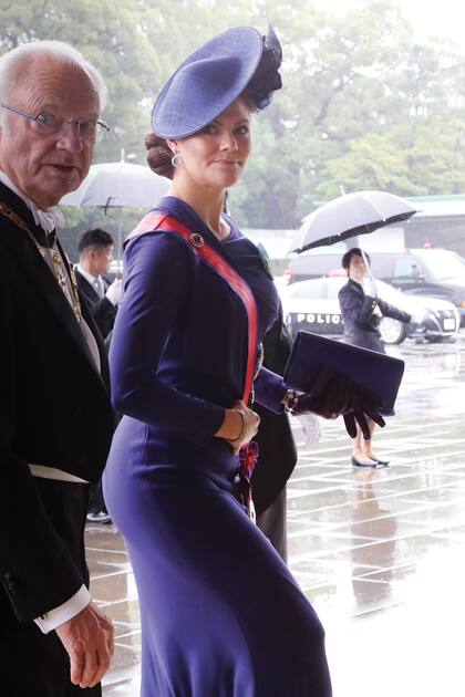 Victoria de Suecia, la princesa heredera, optó por un diseño al cuerpo de Escada y un tocado a tono de Philip Treacy.