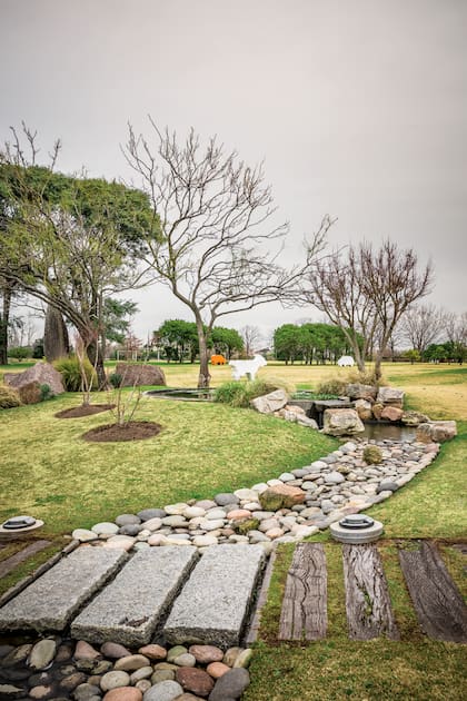 Una colección de ovejas, cabras y vacas metálicas (del artista inglés Julian Opie) vive en el jardín de la propiedad.