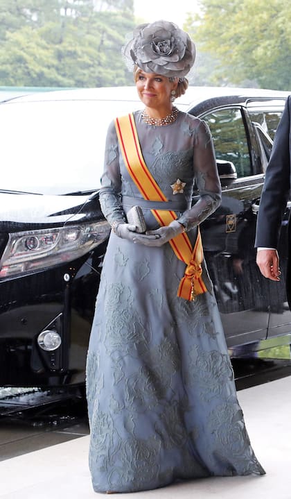 Máxima repitió un vestido de Natan que estrenó en el Día del Príncipe de 2017. Completó su outfit con un tocado de Fabienne Delvingne, que estrenó en el bautismo de la princesa Alexia, y con la versión de diamantes del llamado collar “Rejilla”. Está hecho en platino y contiene cerca de 100 diamantes