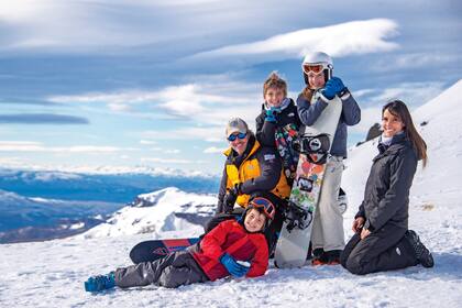 Facundo y María posan felices con sus herederos, India, Yaco y Moro (recostado en la nieve) después de un stop en el parador de Pradera del Puma, a más de 1700 metros de altura. Durante su estadía se hospedaron en el Paihuen, un complejo de cabañas ubicado en el Parque Nacional Lanín.