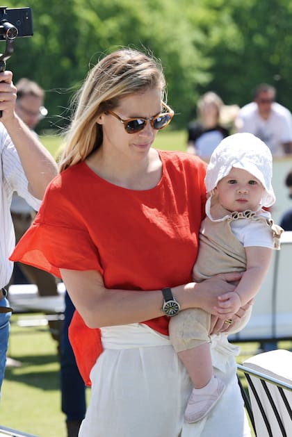 Agustina Wernicke lleva en brazos a Renata quien este mes cumple un año.
