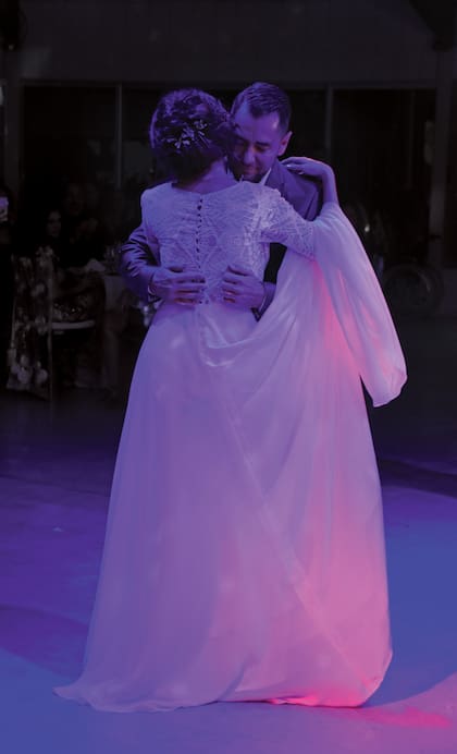 En vez de bailar el tradicional vals, los novios eligieron una tanda de lentos que invitó a la pista a todos los presentes