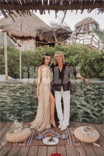 Claudio y Sofía, en medio de la ceremonia, posaron para el fotógrafo. A sus pies, el ramo y la corona de flores que luego usó la novia.