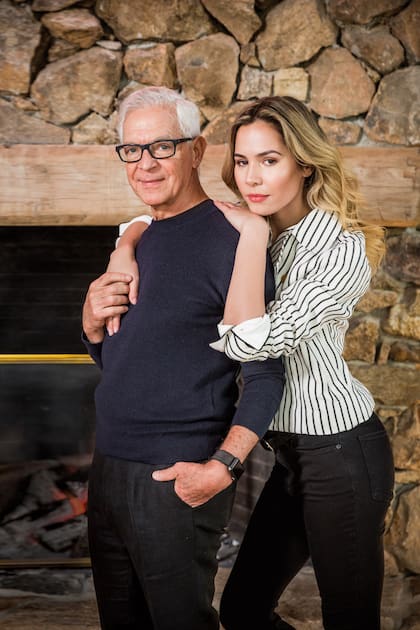 “Mi lugar preferido es el living. Amo estar acá, con el fuego. Nos encanta venir a esta casa porque tiene una energía divina”, cuenta Elina, que nació y se crió en un pueblo a 80 kilómetros de Mendoza capital. Hace una década se mudó a vivir a Buenos Aires, donde desarrolló su carrera como modelo.