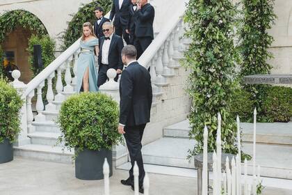 Elie y su mujer Claudine bajan la escalinata de la iglesia. “Ella es un verdadero apoyo. Está a mi lado en cada desfile y me respalda en el día a día”, dijo el diseñador.