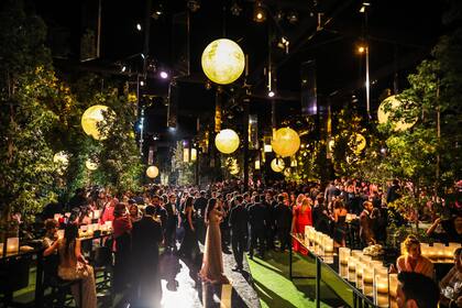 Un momento de la fiesta en el que se creó un bosque con espejos sobre los árboles que reflejaban el suelo y la luz.