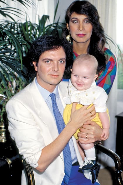El cantante y la periodista mexicana Lourdes Ornelas junto con su bebé “Camilín”, en los tiempos felices de su relación. 