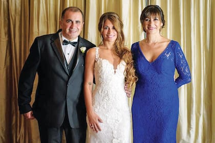 Antonela posa con sus padres, José y Patricia, durante su boda celebrada en julio de 2017