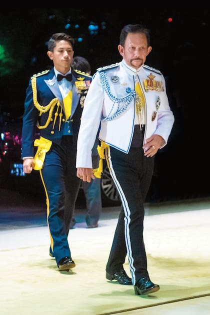 El príncipe Abdul Mateen escoltó a su padre, el sultán Hassanal Bolkiah, durante la ceremonia de entronización del emperador Naruhito celebrada en Tokio, en octubre del año pasado