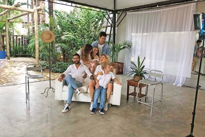 El actor voló a Paraty, Brasil, junto a sus tres herederos y su ampliada y “moderna” familia. Y mezcló trabajo (con su hija protagonizó la cápsula de fiesta de Mimo Co) con playa y descanso