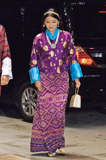 La mujer de Jigme Khesar Namgyel Wangchuck, el “Rey Dragón” de Bután, impactó con sus trajes típicos. Con 29 años, Jetsun Pema, es la soberana consorte más joven del planeta.