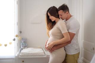 Juan Imhoff y Natacha Eguía. En su piso de París, anticipan el nombre de su hijo