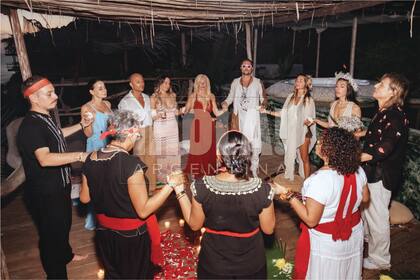 Después, en ronda, meditaron con sus invitados. Todo fue organizado por el PR Gaby Álvarez y su mujer, Lucrecia