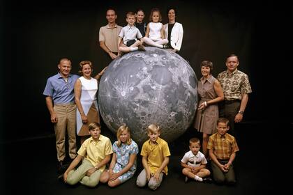 Los tres héroes y sus familias, en una imagen tomada en marzo de 1969. A la izquierda, la familia de Aldrin. Al centro, la de Michael Collins y, a la derecha, Neil Armstrong con los suyos