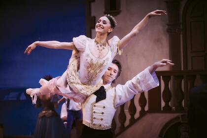 Marianela se siente como en casa sobre el escenario del Royal Opera House después de una brillante carrera de veinte años. “Me encanta este lugar”, dice. En la foto, ensayando Coppélia con Vadim Muntagirov