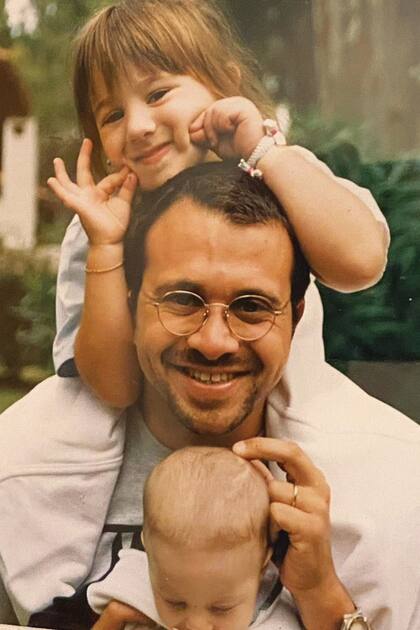 De chica junto a su papá.