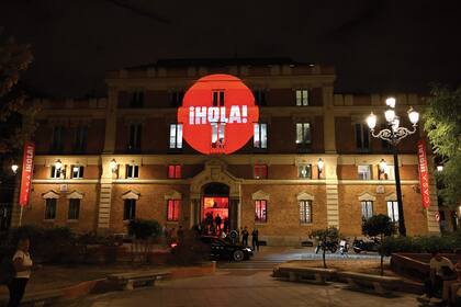 El jueves 12 se abrieron las puertas de la Casa ¡HOLA! en el palacio de las Alhajas de Madrid, un espacio en el que los visitantes podrán vivir la experiencia ¡HOLA! y disfrutar de nuestras portadas más emblemáticas a través de pantallas gigantes.