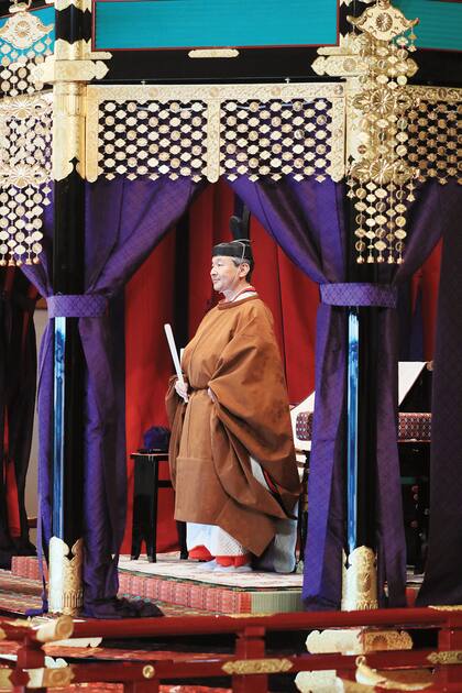Naruhito vistió el tradicional traje que la máxima autoridad nipona lleva en ocasiones especiales, el sokutai.