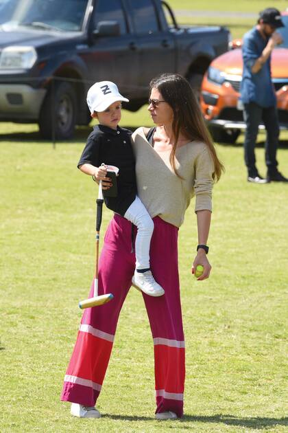 Después de un buen rato de jugar con su taquito y su bocha, Félix Pieres de 3 años e hijo de Nicolás, teminó en brazos de su madre, Ángeles Pedreira.