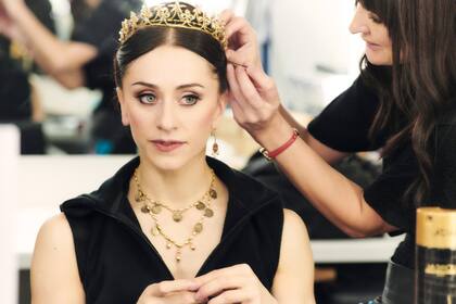 Últimos retoques de pelo y maquillaje.