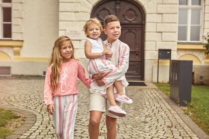 Los tres hijos de Demichelis y Evangelina Anderson –Bastián, Lola y Emma– fueron protagonistas de la última campaña de Enfans en Marbella y Múnich.