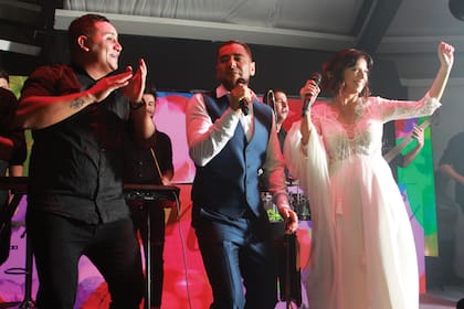 Cecilio y Mercedes se animaron a cantar junto a la banda Lemonchamp