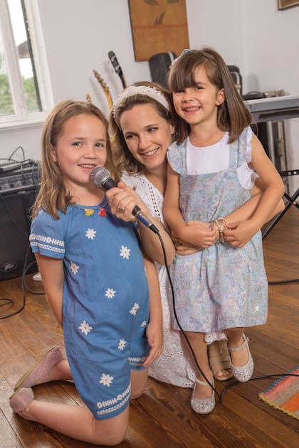Las tres en el living de su casa de Olivos, un ambiente poblado de melodías en el que Sol repite un poco su historia, enseñándoles a sus hijas a cantar y a tocar instrumentos